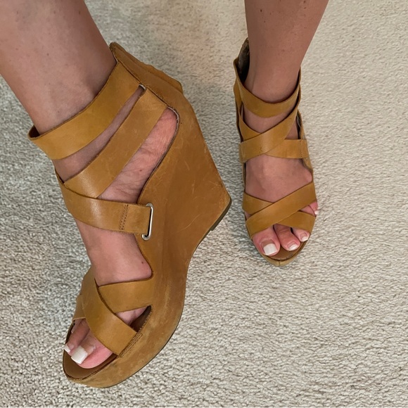 Dolce Vita Camel Wedges Size 6 - Picture 1 of 8